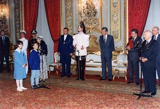 Il Presidente della Repubblica Oscar Luigi Scalfaro riceve in udienza gli alunni del Circolo didattico di Visso (MC) che hanno allestito la Mostra permanente "L'Europa per i bambini, i bambini per l'Europa"