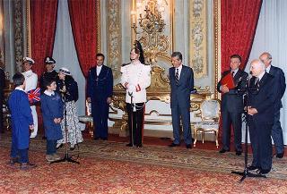 Il Presidente della Repubblica Oscar Luigi Scalfaro riceve in udienza gli alunni del Circolo didattico di Visso (MC) che hanno allestito la Mostra permanente "L'Europa per i bambini, i bambini per l'Europa"