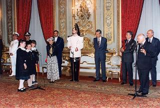 Il Presidente della Repubblica Oscar Luigi Scalfaro riceve in udienza gli alunni del Circolo didattico di Visso (MC) che hanno allestito la Mostra permanente "L'Europa per i bambini, i bambini per l'Europa"