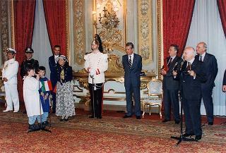Il Presidente della Repubblica Oscar Luigi Scalfaro riceve in udienza gli alunni del Circolo didattico di Visso (MC) che hanno allestito la Mostra permanente "L'Europa per i bambini, i bambini per l'Europa"