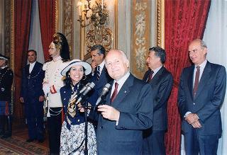 Il Presidente della Repubblica Oscar Luigi Scalfaro riceve in udienza gli alunni del Circolo didattico di Visso (MC) che hanno allestito la Mostra permanente "L'Europa per i bambini, i bambini per l'Europa"