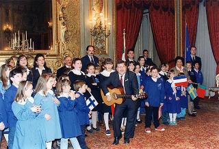 Il Presidente della Repubblica Oscar Luigi Scalfaro riceve in udienza gli alunni del Circolo didattico di Visso (MC) che hanno allestito la Mostra permanente "L'Europa per i bambini, i bambini per l'Europa"