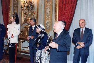 Il Presidente della Repubblica Oscar Luigi Scalfaro riceve in udienza gli alunni del Circolo didattico di Visso (MC) che hanno allestito la Mostra permanente "L'Europa per i bambini, i bambini per l'Europa"