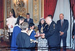 Il Presidente della Repubblica Oscar Luigi Scalfaro riceve in udienza gli alunni del Circolo didattico di Visso (MC) che hanno allestito la Mostra permanente "L'Europa per i bambini, i bambini per l'Europa"