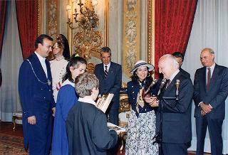 Il Presidente della Repubblica Oscar Luigi Scalfaro riceve in udienza gli alunni del Circolo didattico di Visso (MC) che hanno allestito la Mostra permanente "L'Europa per i bambini, i bambini per l'Europa"