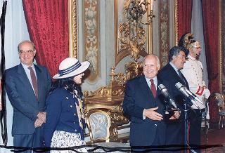Il Presidente della Repubblica Oscar Luigi Scalfaro riceve in udienza gli alunni del Circolo didattico di Visso (MC) che hanno allestito la Mostra permanente "L'Europa per i bambini, i bambini per l'Europa"