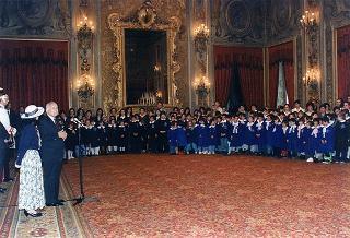 Il Presidente della Repubblica Oscar Luigi Scalfaro riceve in udienza gli alunni del Circolo didattico di Visso (MC) che hanno allestito la Mostra permanente &quot;L'Europa per i bambini, i bambini per l'Europa&quot;