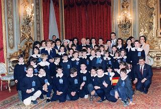 Il Presidente della Repubblica Oscar Luigi Scalfaro riceve in udienza gli alunni del Circolo didattico di Visso (MC) che hanno allestito la Mostra permanente "L'Europa per i bambini, i bambini per l'Europa"