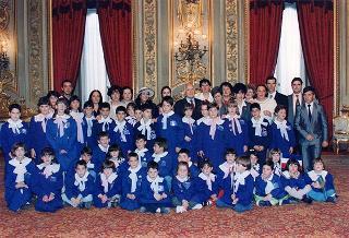 Il Presidente della Repubblica Oscar Luigi Scalfaro riceve in udienza gli alunni del Circolo didattico di Visso (MC) che hanno allestito la Mostra permanente "L'Europa per i bambini, i bambini per l'Europa"
