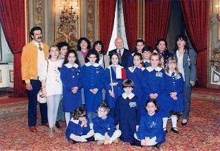 Il Presidente della Repubblica Oscar Luigi Scalfaro riceve in udienza gli alunni del Circolo didattico di Visso (MC) che hanno allestito la Mostra permanente "L'Europa per i bambini, i bambini per l'Europa"