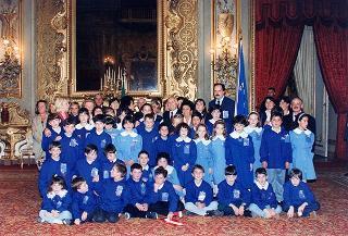 Il Presidente della Repubblica Oscar Luigi Scalfaro riceve in udienza gli alunni del Circolo didattico di Visso (MC) che hanno allestito la Mostra permanente "L'Europa per i bambini, i bambini per l'Europa"