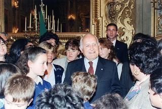 Il Presidente della Repubblica Oscar Luigi Scalfaro riceve in udienza gli alunni del Circolo didattico di Visso (MC) che hanno allestito la Mostra permanente "L'Europa per i bambini, i bambini per l'Europa"