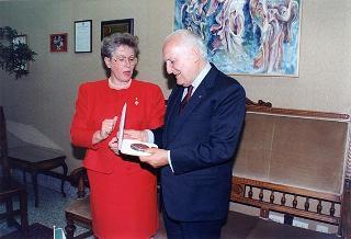 Intervento del Presidente della Repubblica alla cerimonia di consegna della Medaglia d'Oro al Merito alla Croce Rossa Italiana e delle "Medaglie Nightingale" preso dla sede del Comitato Centrale della Croce Rossa Italiana (Roma)