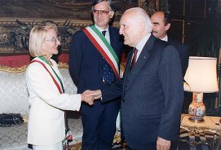Il Presidente della Repubblica Oscar Luigi Scalfaro incontra il prof. Franco Gussoni, presidente dell'Amministrazione Provinciale di Massa Carrara, con i parlamentari della Provincia ed una delegazione di amministratori della zona