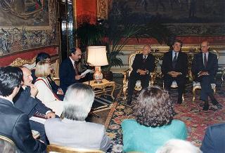 Il Presidente della Repubblica Oscar Luigi Scalfaro incontra il prof. Franco Gussoni, presidente dell'Amministrazione Provinciale di Massa Carrara, con i parlamentari della Provincia ed una delegazione di amministratori della zona