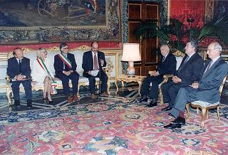 Il Presidente della Repubblica Oscar Luigi Scalfaro incontra il prof. Franco Gussoni, presidente dell'Amministrazione Provinciale di Massa Carrara, con i parlamentari della Provincia ed una delegazione di amministratori della zona