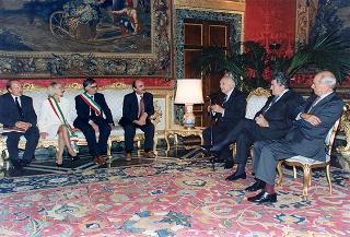 Il Presidente della Repubblica Oscar Luigi Scalfaro incontra il prof. Franco Gussoni, presidente dell'Amministrazione Provinciale di Massa Carrara, con i parlamentari della Provincia ed una delegazione di amministratori della zona