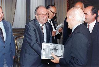 Il Presidente della Repubblica Oscar Luigi Scalfaro incontra il prof. Franco Gussoni, presidente dell'Amministrazione Provinciale di Massa Carrara, con i parlamentari della Provincia ed una delegazione di amministratori della zona