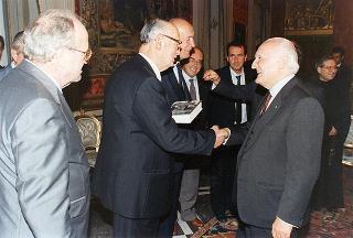 Il Presidente della Repubblica Oscar Luigi Scalfaro incontra il prof. Franco Gussoni, presidente dell'Amministrazione Provinciale di Massa Carrara, con i parlamentari della Provincia ed una delegazione di amministratori della zona