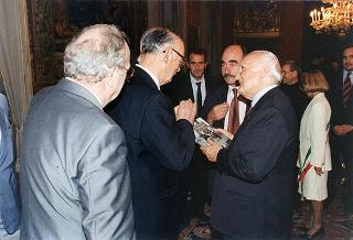 Il Presidente della Repubblica Oscar Luigi Scalfaro incontra il prof. Franco Gussoni, presidente dell'Amministrazione Provinciale di Massa Carrara, con i parlamentari della Provincia ed una delegazione di amministratori della zona