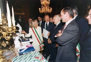 Il Presidente della Repubblica Oscar Luigi Scalfaro incontra il prof. Franco Gussoni, presidente dell'Amministrazione Provinciale di Massa Carrara, con i parlamentari della Provincia ed una delegazione di amministratori della zona