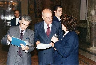 Incontro con i promotori, la giuria e i vincitori del Video Festival "Settimana Azzurra di Vivere il Mare". Successiva proiezione di un filmato nella sala Arazzi di Lilla.