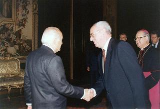 Il Presidente della Repubblica Oscar Luigi Scalfaro riceve in visita di omaggio il Generale di corpo d'armata Domenico Corcione, ministro della Difesa, con Sua Eccellenza Rev.ma mons. Giovanni Marra, arcivescovo Ordinario militare per l'Italia, ed i partecipanti alla VI Settimana di aggiornamento pastorale per i cappellani militari d'Italia