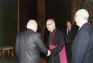 Il Presidente della Repubblica Oscar Luigi Scalfaro riceve in visita di omaggio il Generale di corpo d'armata Domenico Corcione, ministro della Difesa, con Sua Eccellenza Rev.ma mons. Giovanni Marra, arcivescovo Ordinario militare per l'Italia, ed i partecipanti alla VI Settimana di aggiornamento pastorale per i cappellani militari d'Italia