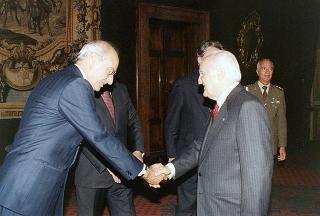 Il Presidente della Repubblica Oscar Luigi Scalfaro riceve in visita di omaggio il Generale di corpo d'armata Domenico Corcione, ministro della Difesa, con Sua Eccellenza Rev.ma mons. Giovanni Marra, arcivescovo Ordinario militare per l'Italia, ed i partecipanti alla VI Settimana di aggiornamento pastorale per i cappellani militari d'Italia