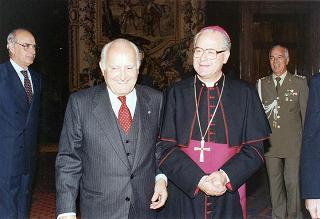 Il Presidente della Repubblica Oscar Luigi Scalfaro riceve in visita di omaggio il Generale di corpo d'armata Domenico Corcione, ministro della Difesa, con Sua Eccellenza Rev.ma mons. Giovanni Marra, arcivescovo Ordinario militare per l'Italia, ed i partecipanti alla VI Settimana di aggiornamento pastorale per i cappellani militari d'Italia