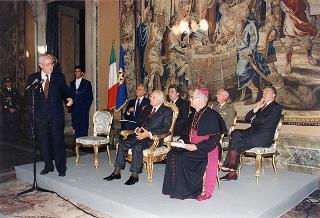 Il Presidente della Repubblica Oscar Luigi Scalfaro riceve in visita di omaggio il Generale di corpo d'armata Domenico Corcione, ministro della Difesa, con Sua Eccellenza Rev.ma mons. Giovanni Marra, arcivescovo Ordinario militare per l'Italia, ed i partecipanti alla VI Settimana di aggiornamento pastorale per i cappellani militari d'Italia