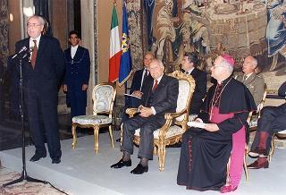 Il Presidente della Repubblica Oscar Luigi Scalfaro riceve in visita di omaggio il Generale di corpo d'armata Domenico Corcione, ministro della Difesa, con Sua Eccellenza Rev.ma mons. Giovanni Marra, arcivescovo Ordinario militare per l'Italia, ed i partecipanti alla VI Settimana di aggiornamento pastorale per i cappellani militari d'Italia