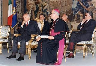 Il Presidente della Repubblica Oscar Luigi Scalfaro riceve in visita di omaggio il Generale di corpo d'armata Domenico Corcione, ministro della Difesa, con Sua Eccellenza Rev.ma mons. Giovanni Marra, arcivescovo Ordinario militare per l'Italia, ed i partecipanti alla VI Settimana di aggiornamento pastorale per i cappellani militari d'Italia