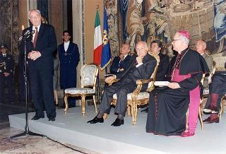 Il Presidente della Repubblica Oscar Luigi Scalfaro riceve in visita di omaggio il Generale di corpo d'armata Domenico Corcione, ministro della Difesa, con Sua Eccellenza Rev.ma mons. Giovanni Marra, arcivescovo Ordinario militare per l'Italia, ed i partecipanti alla VI Settimana di aggiornamento pastorale per i cappellani militari d'Italia