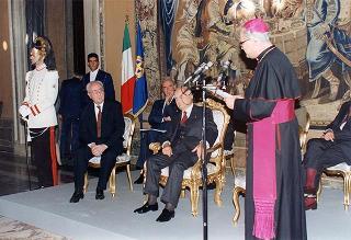 Il Presidente della Repubblica Oscar Luigi Scalfaro riceve in visita di omaggio il Generale di corpo d'armata Domenico Corcione, ministro della Difesa, con Sua Eccellenza Rev.ma mons. Giovanni Marra, arcivescovo Ordinario militare per l'Italia, ed i partecipanti alla VI Settimana di aggiornamento pastorale per i cappellani militari d'Italia