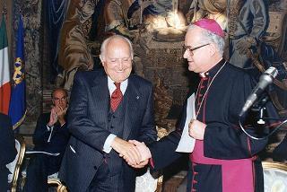 Il Presidente della Repubblica Oscar Luigi Scalfaro riceve in visita di omaggio il Generale di corpo d'armata Domenico Corcione, ministro della Difesa, con Sua Eccellenza Rev.ma mons. Giovanni Marra, arcivescovo Ordinario militare per l'Italia, ed i partecipanti alla VI Settimana di aggiornamento pastorale per i cappellani militari d'Italia