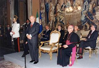 Il Presidente della Repubblica Oscar Luigi Scalfaro riceve in visita di omaggio il Generale di corpo d'armata Domenico Corcione, ministro della Difesa, con Sua Eccellenza Rev.ma mons. Giovanni Marra, arcivescovo Ordinario militare per l'Italia, ed i partecipanti alla VI Settimana di aggiornamento pastorale per i cappellani militari d'Italia