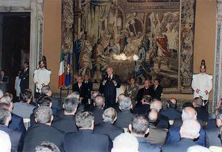 Il Presidente della Repubblica Oscar Luigi Scalfaro riceve in visita di omaggio il Generale di corpo d'armata Domenico Corcione, ministro della Difesa, con Sua Eccellenza Rev.ma mons. Giovanni Marra, arcivescovo Ordinario militare per l'Italia, ed i partecipanti alla VI Settimana di aggiornamento pastorale per i cappellani militari d'Italia