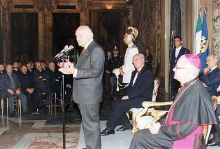 Il Presidente della Repubblica Oscar Luigi Scalfaro riceve in visita di omaggio il Generale di corpo d'armata Domenico Corcione, ministro della Difesa, con Sua Eccellenza Rev.ma mons. Giovanni Marra, arcivescovo Ordinario militare per l'Italia, ed i partecipanti alla VI Settimana di aggiornamento pastorale per i cappellani militari d'Italia