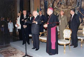 Il Presidente della Repubblica Oscar Luigi Scalfaro riceve in visita di omaggio il Generale di corpo d'armata Domenico Corcione, ministro della Difesa, con Sua Eccellenza Rev.ma mons. Giovanni Marra, arcivescovo Ordinario militare per l'Italia, ed i partecipanti alla VI Settimana di aggiornamento pastorale per i cappellani militari d'Italia