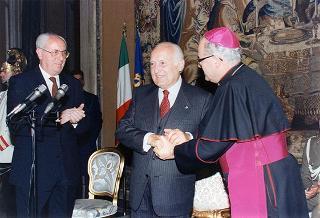 Il Presidente della Repubblica Oscar Luigi Scalfaro riceve in visita di omaggio il Generale di corpo d'armata Domenico Corcione, ministro della Difesa, con Sua Eccellenza Rev.ma mons. Giovanni Marra, arcivescovo Ordinario militare per l'Italia, ed i partecipanti alla VI Settimana di aggiornamento pastorale per i cappellani militari d'Italia