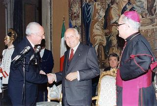 Il Presidente della Repubblica Oscar Luigi Scalfaro riceve in visita di omaggio il Generale di corpo d'armata Domenico Corcione, ministro della Difesa, con Sua Eccellenza Rev.ma mons. Giovanni Marra, arcivescovo Ordinario militare per l'Italia, ed i partecipanti alla VI Settimana di aggiornamento pastorale per i cappellani militari d'Italia
