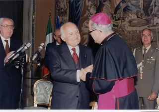 Il Presidente della Repubblica Oscar Luigi Scalfaro riceve in visita di omaggio il Generale di corpo d'armata Domenico Corcione, ministro della Difesa, con Sua Eccellenza Rev.ma mons. Giovanni Marra, arcivescovo Ordinario militare per l'Italia, ed i partecipanti alla VI Settimana di aggiornamento pastorale per i cappellani militari d'Italia