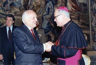 Il Presidente della Repubblica Oscar Luigi Scalfaro riceve in visita di omaggio il Generale di corpo d'armata Domenico Corcione, ministro della Difesa, con Sua Eccellenza Rev.ma mons. Giovanni Marra, arcivescovo Ordinario militare per l'Italia, ed i partecipanti alla VI Settimana di aggiornamento pastorale per i cappellani militari d'Italia