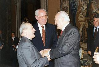 Il Presidente della Repubblica Oscar Luigi Scalfaro riceve in visita di omaggio il Generale di corpo d'armata Domenico Corcione, ministro della Difesa, con Sua Eccellenza Rev.ma mons. Giovanni Marra, arcivescovo Ordinario militare per l'Italia, ed i partecipanti alla VI Settimana di aggiornamento pastorale per i cappellani militari d'Italia