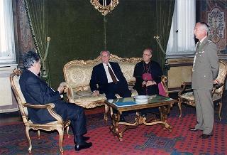 Il Presidente della Repubblica Oscar Luigi Scalfaro riceve in visita di omaggio il Generale di corpo d'armata Domenico Corcione, ministro della Difesa, con Sua Eccellenza Rev.ma mons. Giovanni Marra, arcivescovo Ordinario militare per l'Italia, ed i partecipanti alla VI Settimana di aggiornamento pastorale per i cappellani militari d'Italia