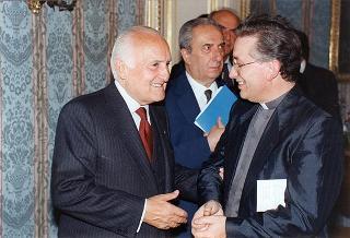 Il Presidente della Repubblica Oscar Luigi Scalfaro  con Don Carlo Grassini, e una delegazione di parrocchiani di Gozzano (Novara)