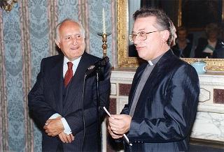 Il Presidente della Repubblica Oscar Luigi Scalfaro  con Don Carlo Grassini, e una delegazione di parrocchiani di Gozzano (Novara)