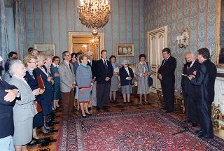 Il Presidente della Repubblica Oscar Luigi Scalfaro  con Don Carlo Grassini, e una delegazione di parrocchiani di Gozzano (Novara)