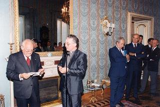 Il Presidente della Repubblica Oscar Luigi Scalfaro  con Don Carlo Grassini, e una delegazione di parrocchiani di Gozzano (Novara)